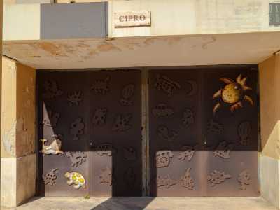 Tra due alte colonne si erge invece la ben messa Porta Cipro, realizzata da Christos Petrides. L�artista la decor� con diverse installazioni in bronzo disposte in modo del tutto casuale, raffiguranti elementi diversi tra loro: un�isola, un elicottero, un dinosauro, una tartaruga, un pesce